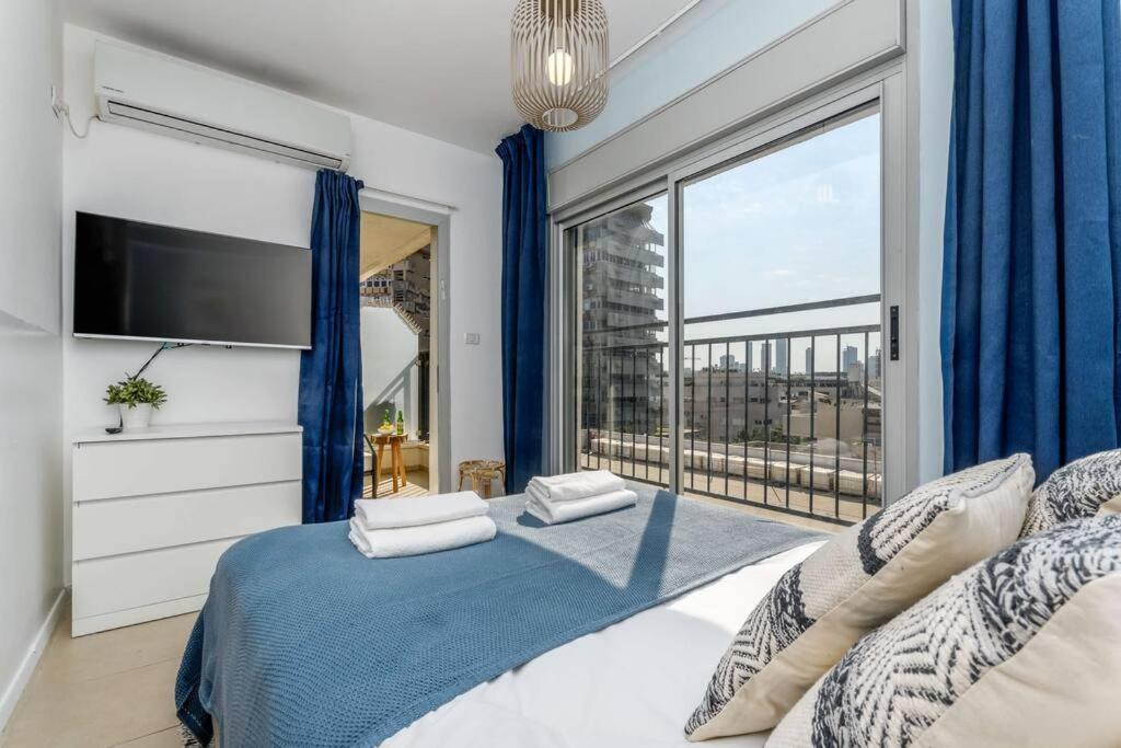 Superb Beachside Duplex 3rooms - Terrace & Mamad * Tel Aviv