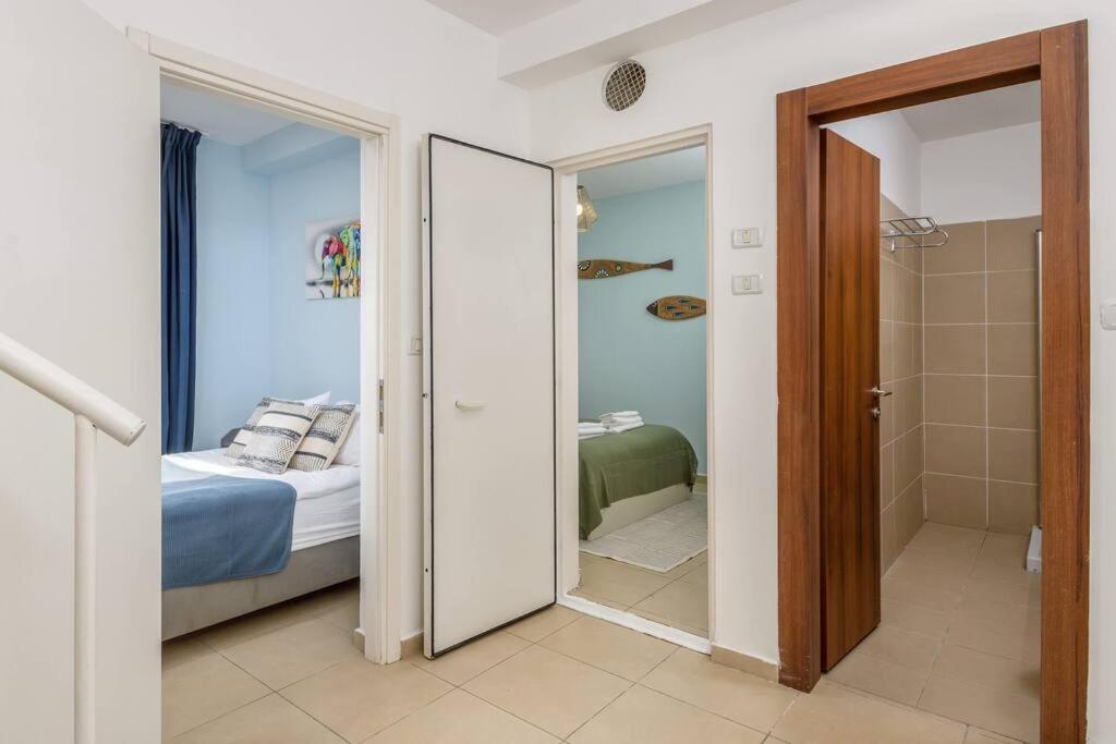 Superb Beachside Duplex 3rooms - Terrace & Mamad * Tel Aviv