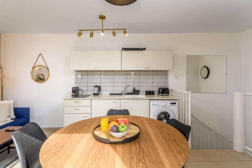 Superb Beachside Duplex 3rooms - Terrace & Mamad Căn hộ Tel Aviv