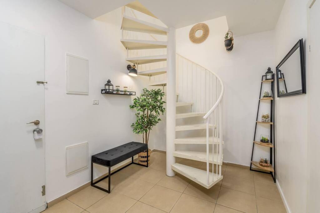 Superb Beachside Duplex 3rooms - Terrace & Mamad Apartment Tel Aviv